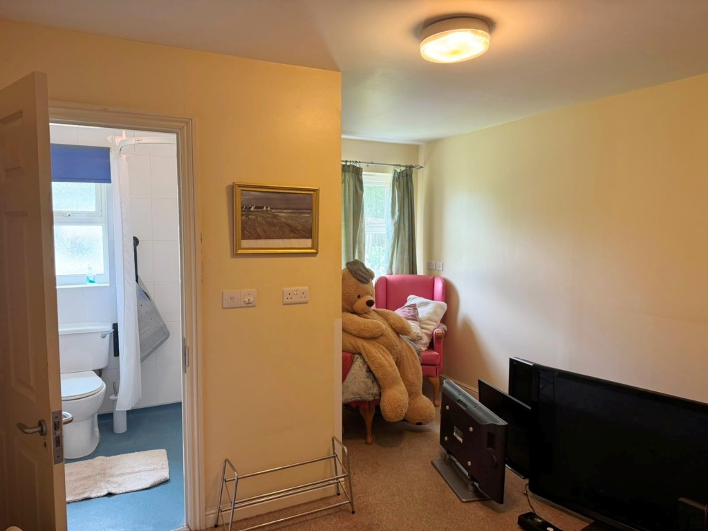 Lot: 172 - SUBSTANTIAL FREEHOLD 22-BEDROOM FORMER CARE HOME WITH POTENTIAL - Residents Room with En-suite